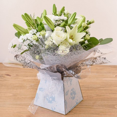 Ava Hand tie - Inspired by Nature in Whites and Creams set within fresh green foliage, handtied and presented in a gift box with ribbon.

A wonderful clean, fresh looking bouquet of White Roses, Lilies and Chrysanthemums.